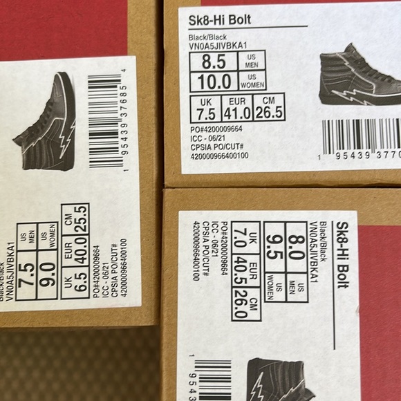 Vans WMNS Sk8-Hi Bolt Black/Black
VN0A5JIVBKA1
Sneakers - athletic shoes - Picture 16 of 16